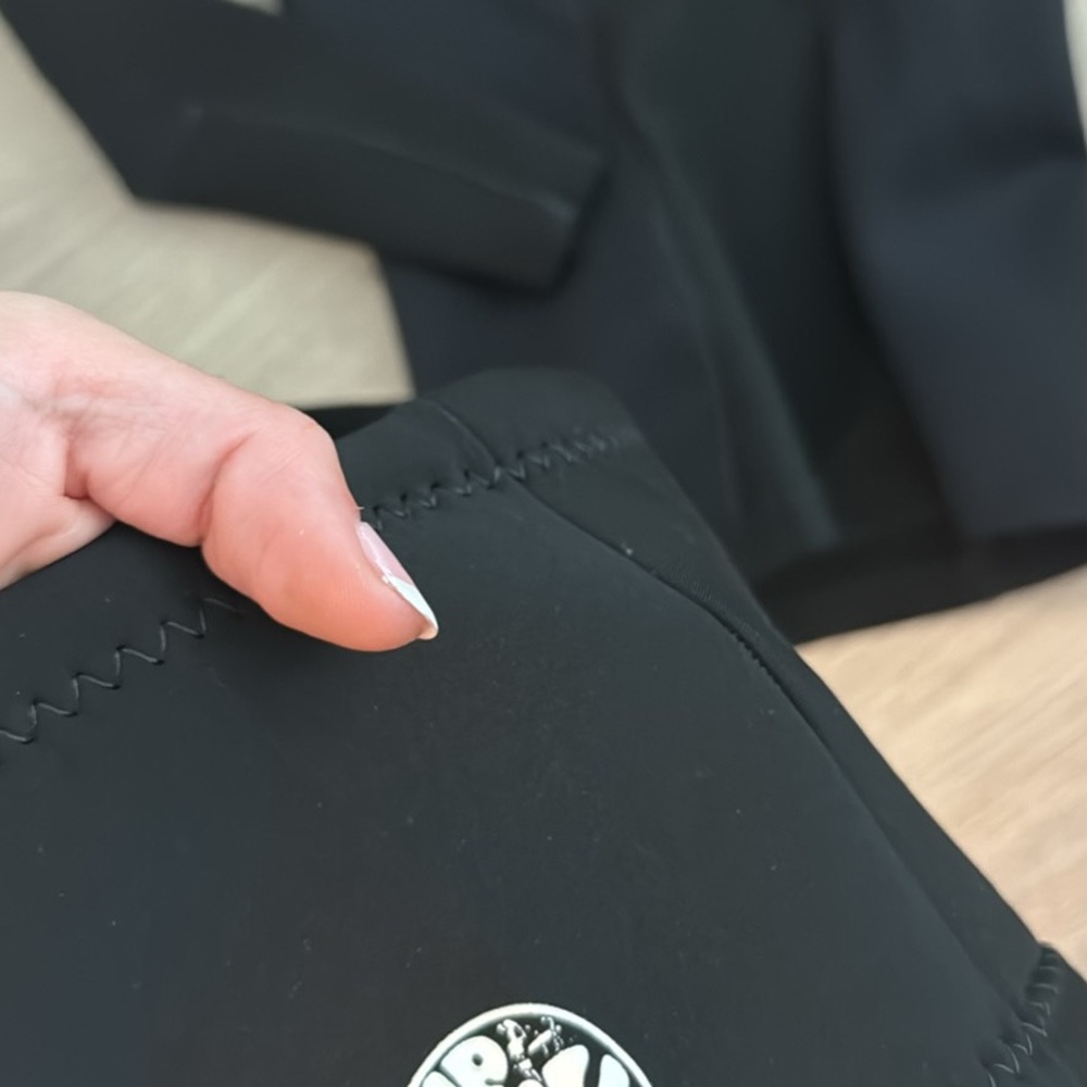 Rip Curl Black Rashguard and shorts - Picture 2 of 5